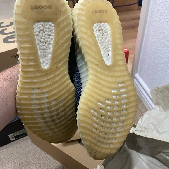 Adidas Yeezy Boost 350 V2 ‘Carbon’ - Picture 2 of 15